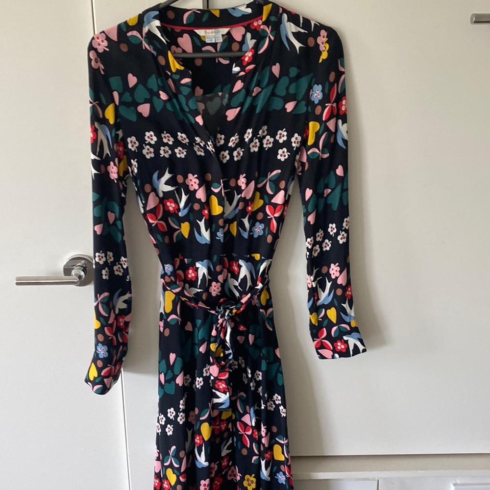 Biden midi. Hidden front button and tie waist.